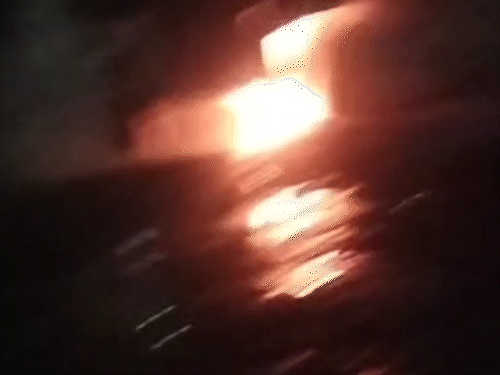 डम्फर में शॉर्ट सर्किट के कारण आग लगी।