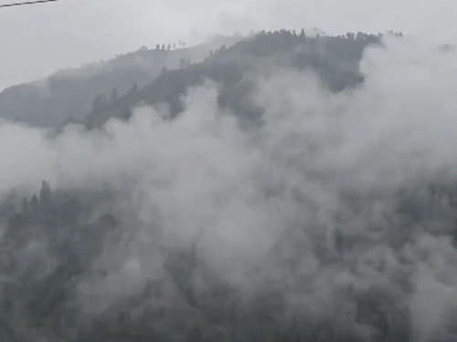 जम्मू-कश्मीर के डोडा जिले की भलेसा पहाड़ी पर गुरुवार सुबह हल्की बारिश हुई।