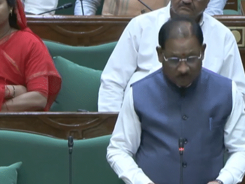 इस विधेयक में 33 फीसदी महिला आरक्षण लागू करने की मांग की गई है।