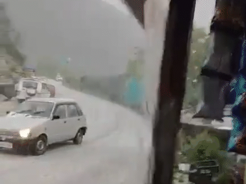 NH-5 पर शिमला के फागू में सड़क पर बिछी ओलावृष्टि की परत।