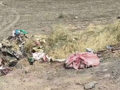 हादसे में मृतकों और घायलों का सामान दुर्घटनास्थल पर पड़ा दिखा।