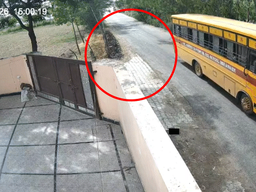 बच्चा उतरकर बस के पीछे से निकला तो बाइक ने उसे टक्कर मार दी।