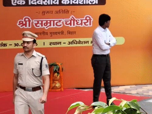 बैठकीत सहभागी होण्यासाठी जाणारे पाटणा एसएसपी कार्तिकेय शर्मा.