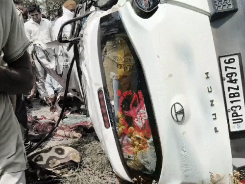 हादसे के बाद लोग दुल्हन की चुनरी से ही मांस के टुकड़े समेटते दिखे।