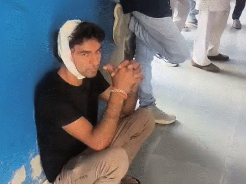 अनूप को बचाने आया उसका चचेरा भाई कृष्ण कुमार भी घायल हो गया।