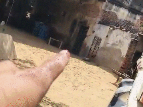 ट्रैक्टर चढ़ने के बाद अनूप बेसुध हो गया। परिजों ने उसे बैठाया। मगर थोड़ी देर बाद वह नीचे गिर गया।