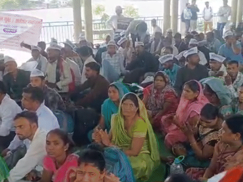 धरने पर बैठीं महिला कर्मचारी।