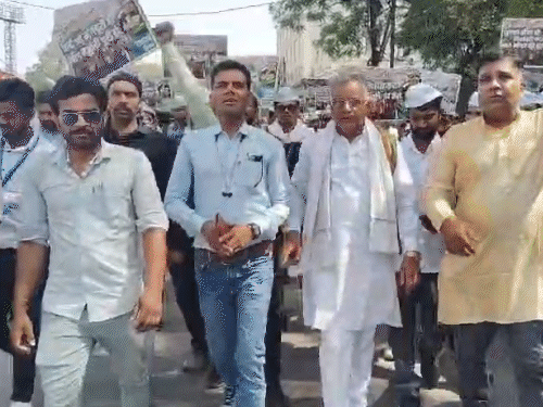 रैली निकालकर विरोध प्रदर्शन करते कर्मचारी।