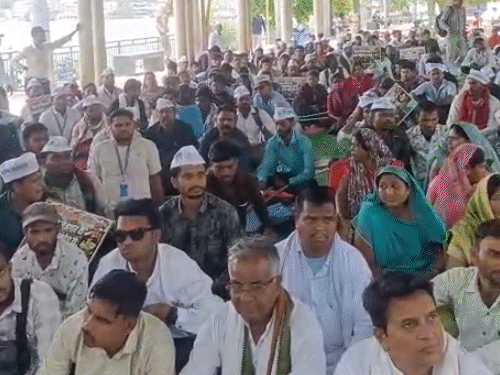 कार्यक्रम स्थल पर धरना देते हुए कर्मचारी।