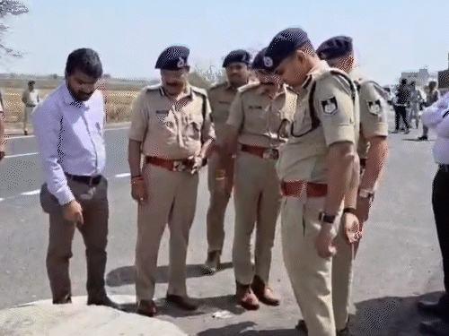 डीआईजी मनोज कुमार सिंह ने घटनास्थल का मुआयना किया।