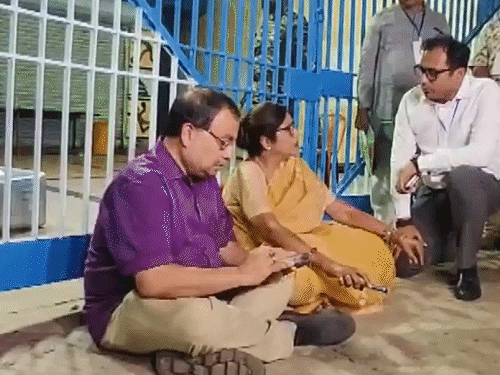 टीएमसी नेता शशि पांजा और कुणाल घोष ने कोलकाता में स्ट्रॉन्ग रूम के बाहर धरना दिया।