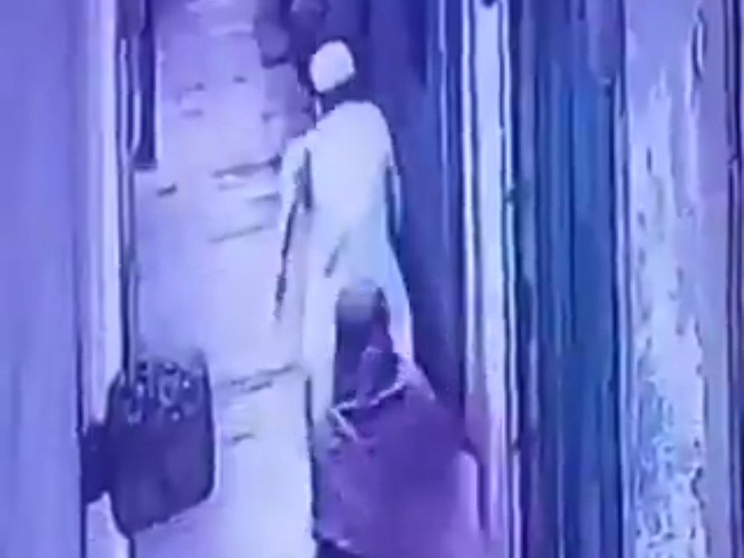 टोपी पहने व्यक्ति पर महिला से छेड़छाड़ का आरोप 