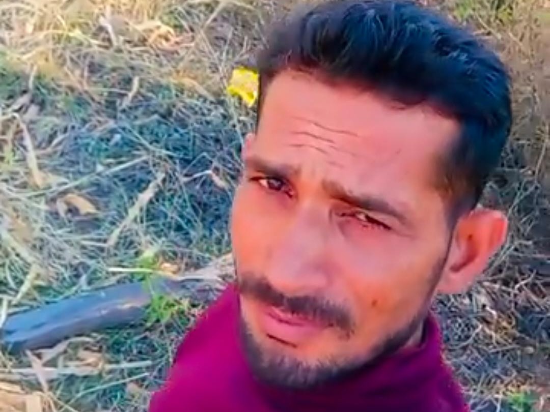 आरोपी बेटे पर अब पुलिस ने इनाम घोषित किया है।