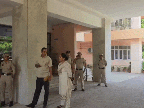 गुरुग्राम में सीनियर डिप्टी मेयर और डिप्टी मेयर के चुनाव को लेकर अधिकारी और पार्षद पहुंच चुके हैं।