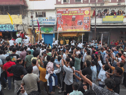 मेले में महिलाएं, पुरुष, बुजुर्ग और बच्चे बड़ी संख्या में शामिल हुए।