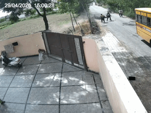 पास मौजूद घर से निकलकर महिला भी बच्चे की मदद के लिए दौड़ी।