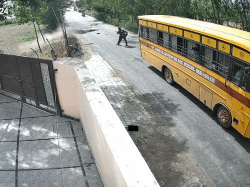 बच्चे के एक्सीडेंट के बाद बस में सवार अन्य बच्चे और ड्राइवर उसकी मदद के लिए दौड़े।