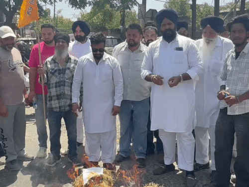 सरकार का पुतला फूंकते अकाली दल के नेता व कार्यकर्ता।