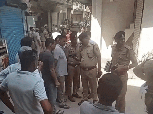 युवक की हत्या के बाद मामले की जांच करती पुलिस टीम।