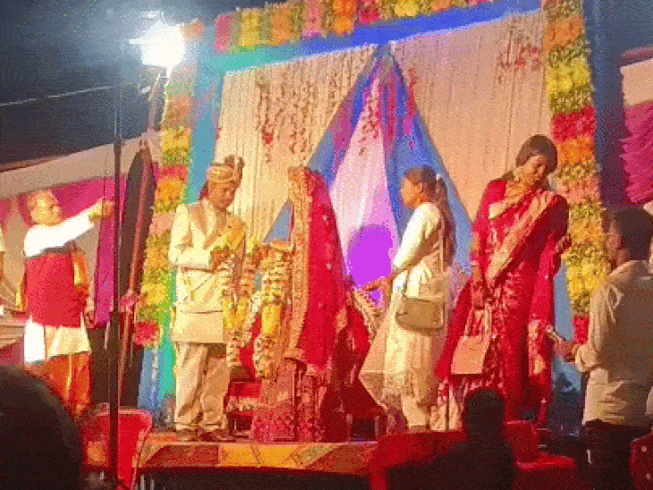 शादी के स्टेज पर दूल्हा-दुल्हन हाथ में वरमाला लेकर खड़े थे।