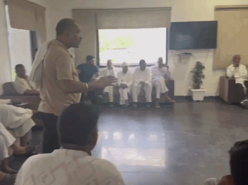 पीडब्ल्यूडी रेस्ट हाउस में शिकायत लेकर पहुंचे मोहल्लावासी।