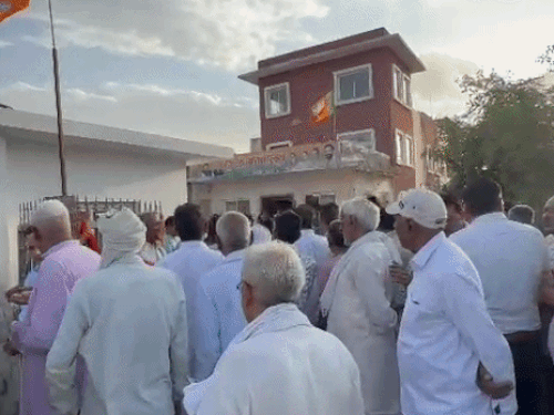 भाजपा कार्यालय में केंद्रीय राज्यमंत्री से मिलने पहुंचे।