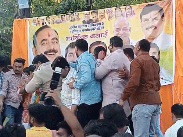 उज्जैन में स्वागत के दौरान मंच गिरा, इसमें यूडीए के नवनियुक्त पदाधिकारी गिर पड़े।