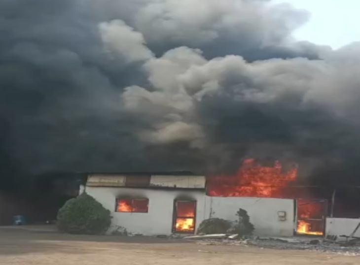 प्लास्टिक फैक्ट्री में भीषण आग लगने से इलाके में हड़कंप मच गया।