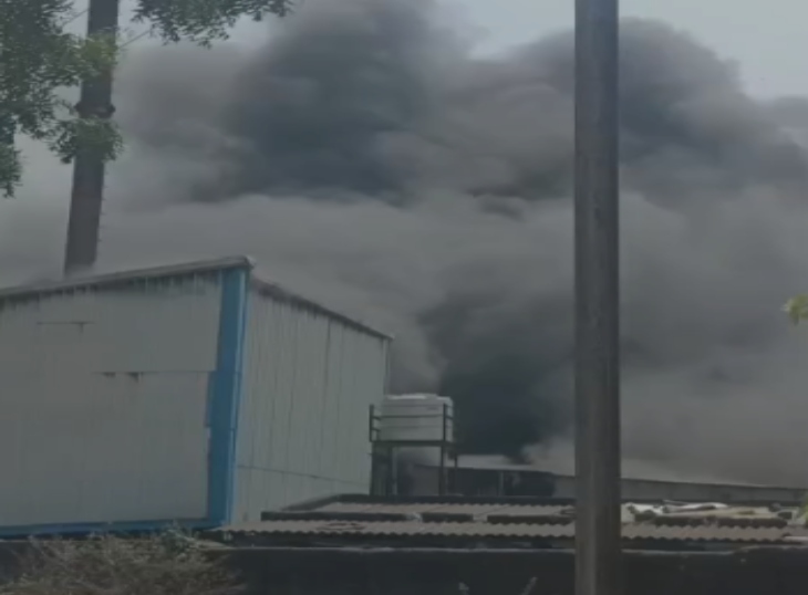 आमासिवनी स्थित प्लास्टिक फैक्ट्री का परिसर।