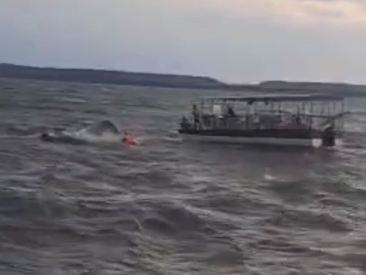 एसडीआरएफ की टीम भी रेस्क्यू ऑपरेशन के लिए पहुंच गई। रेस्क्यू जारी है।