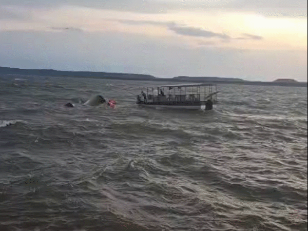 कुछ लोग क्रूज से कूद गए। रेस्क्यू के लिए नाव से टीम पहुंची।