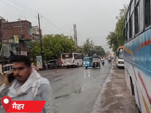 गुरुवार सुबह बादलों के कारण अंधेरा छा गया, बारिश हुई।