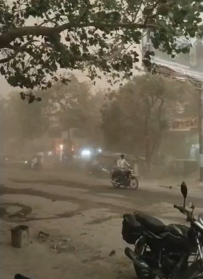 बिहार के बक्सर में बुधवार शाम अचानक मौसम बदल गया। धूल भरी तेज आंधी के बाद मूसलाधार बारिश हुई।