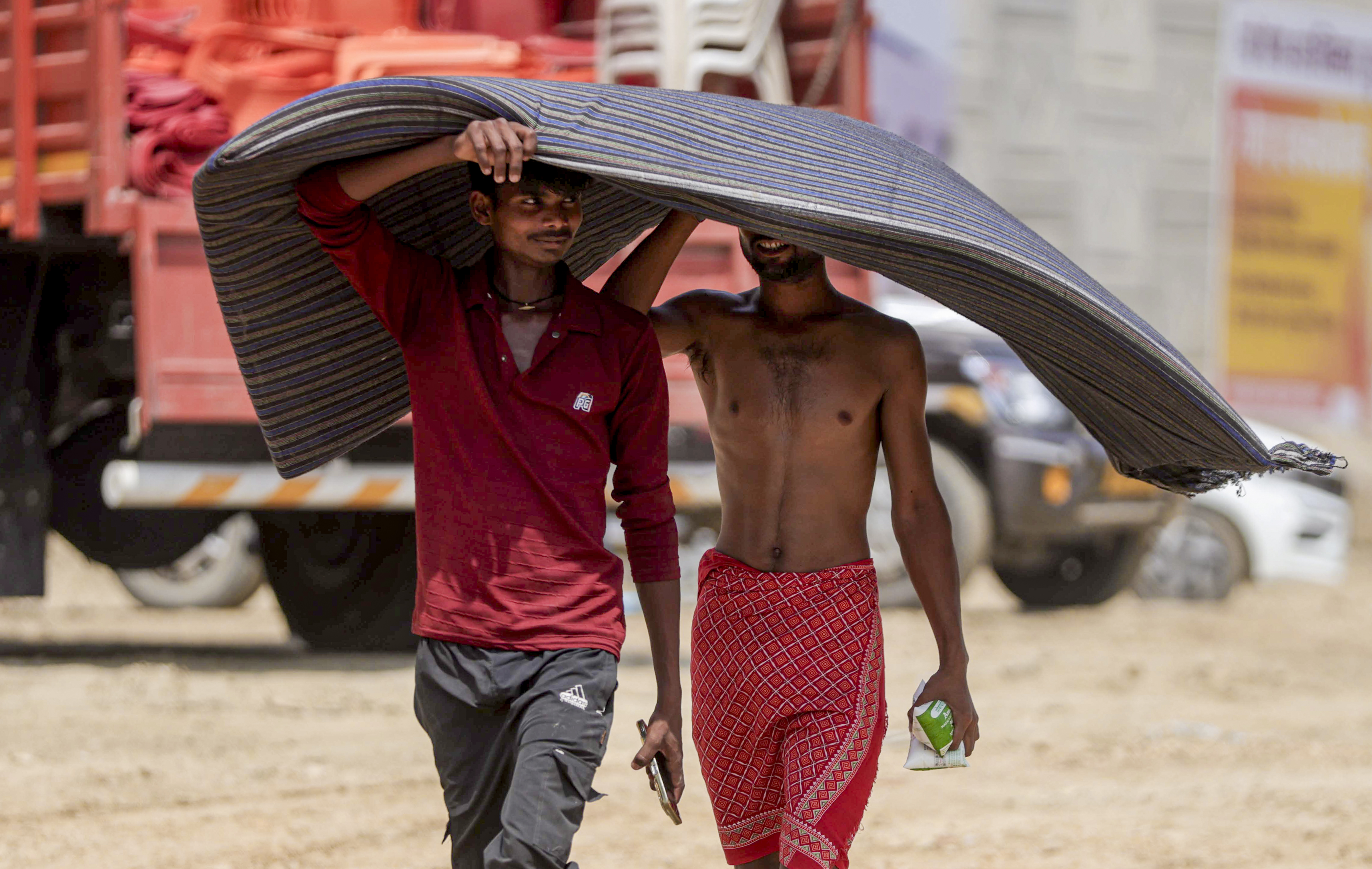 प्रयागराज में लोग गर्मी से बचने के लिए थर्माकोल की सीट से सिर ढककर निकले।