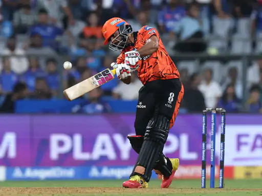 सलील ने 10 गेंद पर नाबाद 30 रन बनाए।