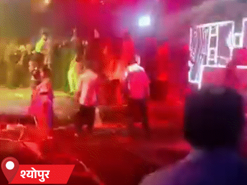 आंधी में होटल राधिका विलास में DJ का शेड उड़ गया।