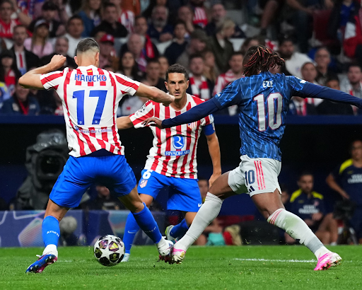 एबेरेची एज़े को पेनल्टी एरिया में डेविड हांको ने चुनौती दी। आर्सेनल को पेनल्टी दी गई, लेकिन VAR समीक्षा के बाद फैसला पलट दिया गया।