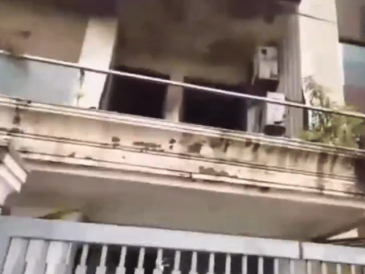 फरीदाबाद हादसे के चलते फ्लैट के भीतर मौजूद फर्नीचर और कपड़े जलकर राख हो गए।