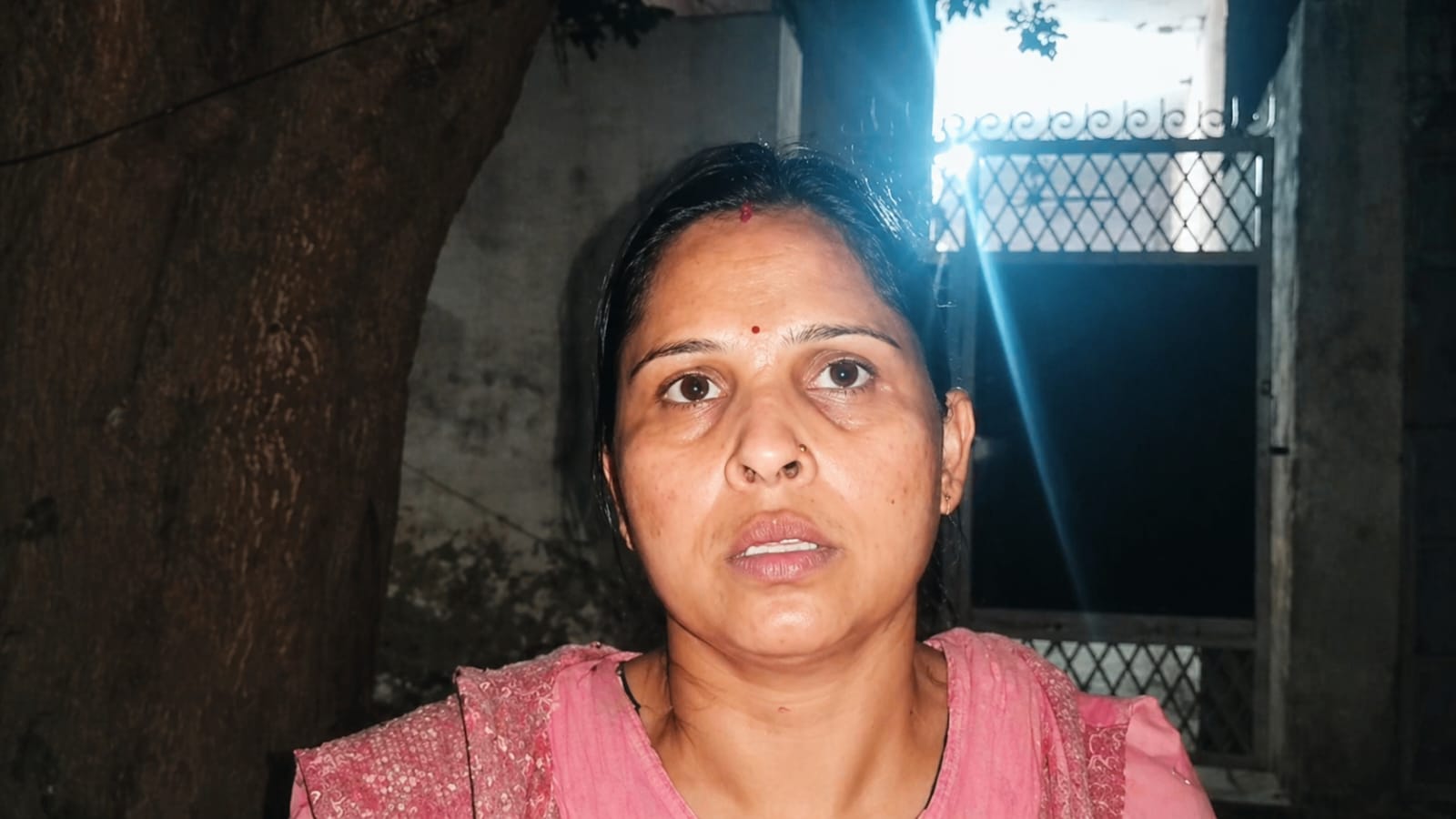 मामले की जानकारी देतीं कांस्टेबल की पत्नी पूजा।