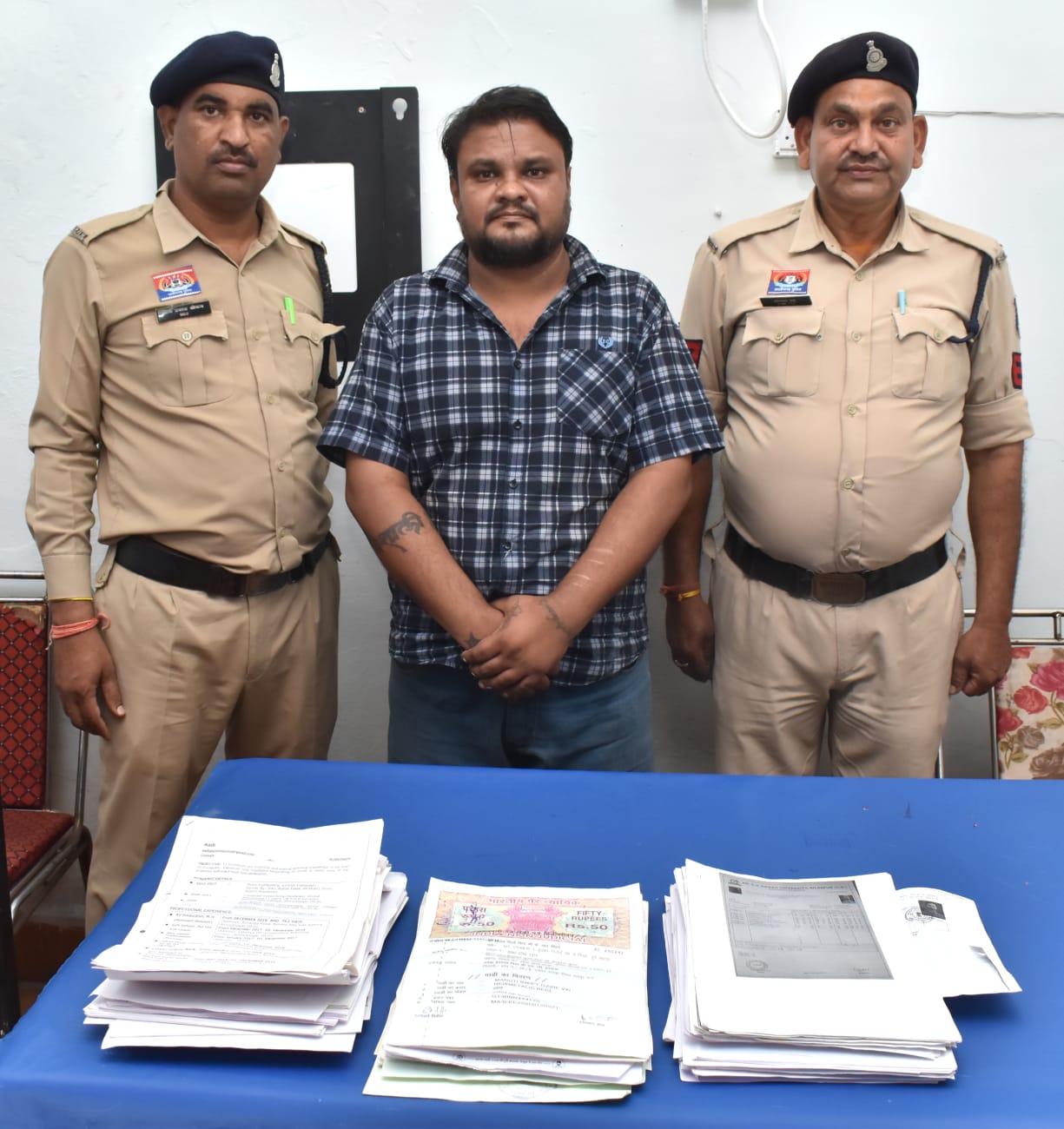 पुलिस ने आरोपी को फर्जी दस्तावेजों के साथ गिरफ्तार किया है।
