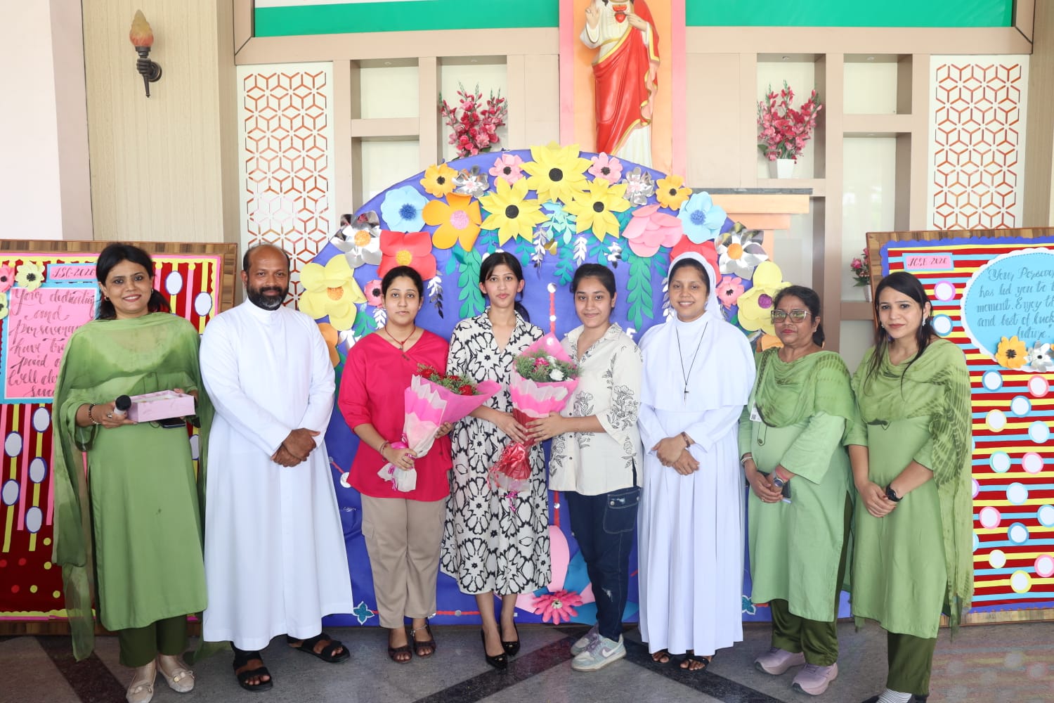 लुधियाना के सेक्रेड हार्ट कॉन्वेंट स्कूल सेक्टर-39 में 10वीं व 12वीं कक्षा के टॉपर्स के साथ स्कूल प्रिंसिपल व डायरेक्टर।