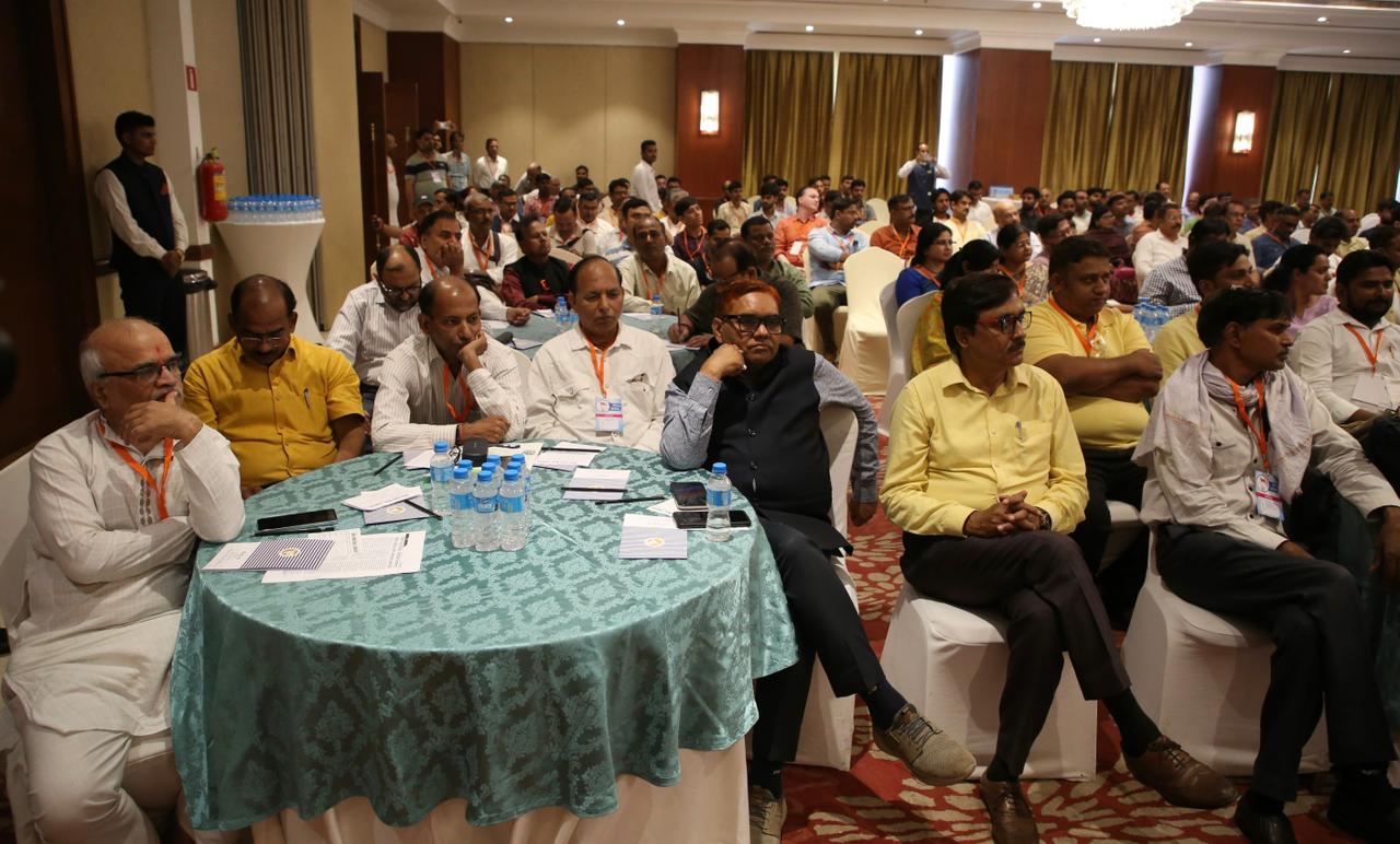 लखनऊ में नारद जयंती के अवसर पर मीडिया संवाद कार्यक्रम में मोजूद लोग।