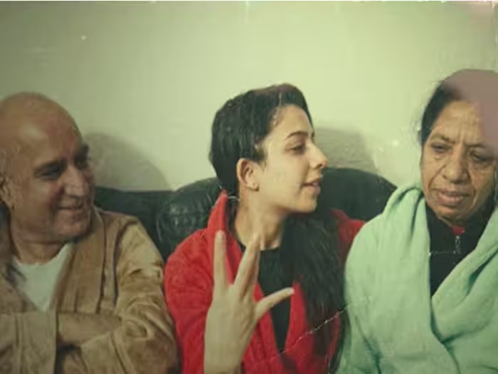 जैस्मीन को गायिकी की प्रेरणा अपनी मां से मिली थी।
