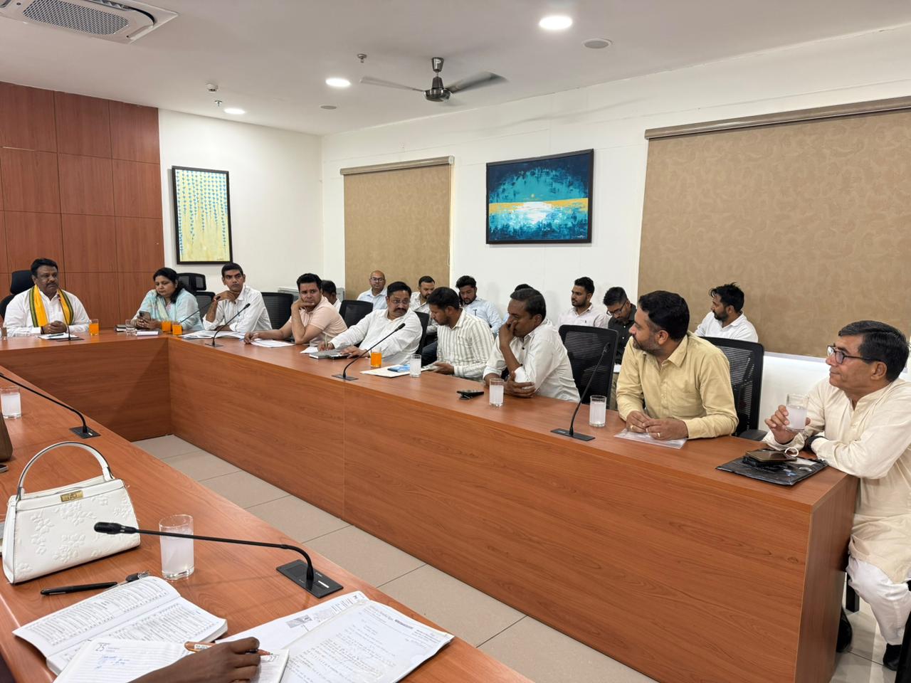 हाउस मीटिंग में मौजूद चेयरमैन, ईओ व पार्षद