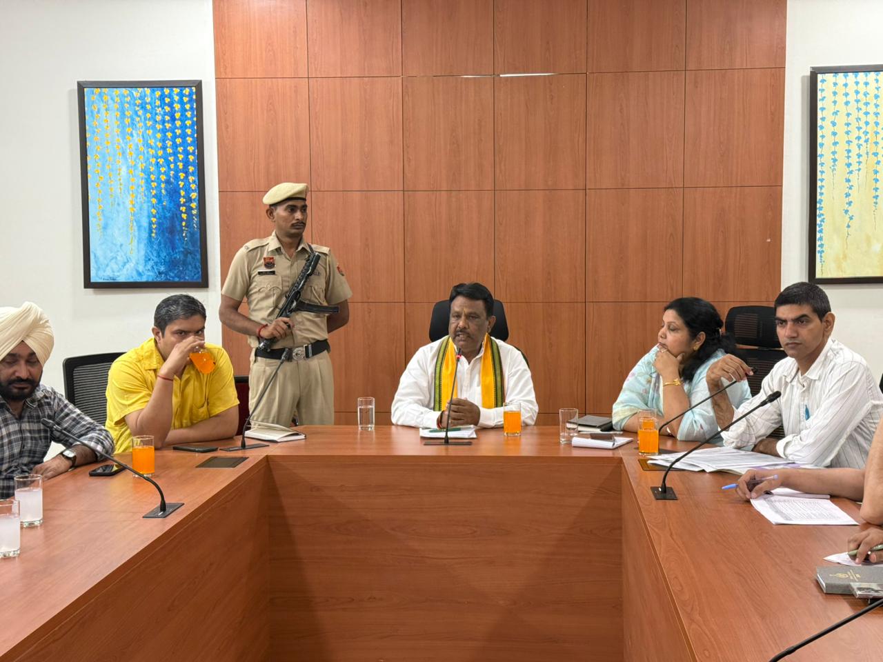 हाउस मीटिंग में चेयरमैन पार्षदों के एजेंडों पर जवाब देते हुए