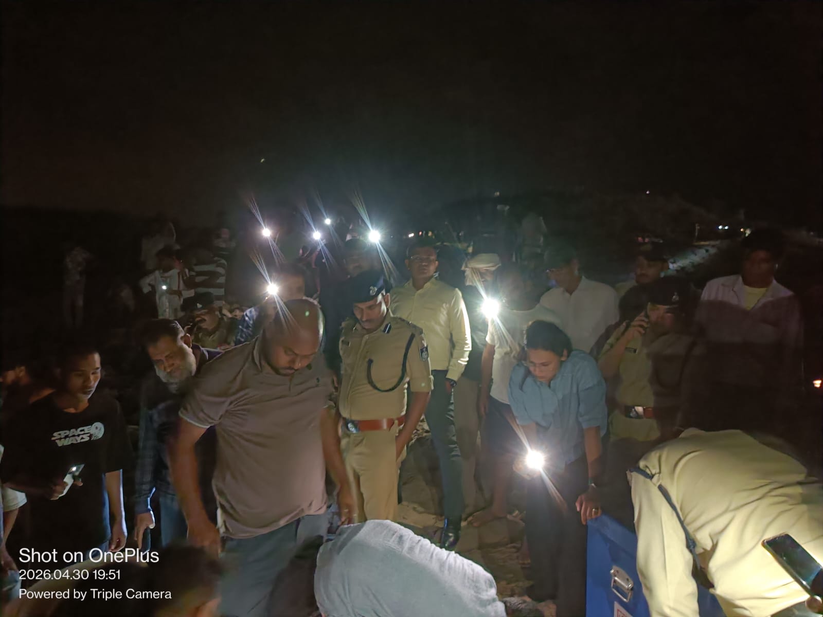 महिलाओं के शव बाहर निकाले तो लोगों की भीड़ लग गई।