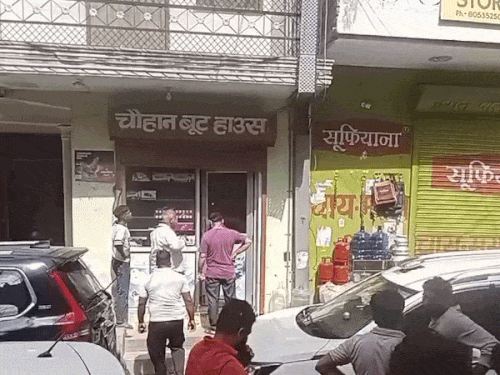 गांव कासन में इसी चौहान बूट हाउस के सामने सुंदर फौजी की हत्या की गई।