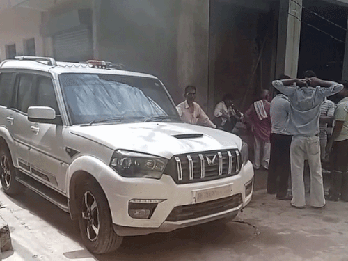 युवक की हत्या के बाद मौके पर जमा भीड़।