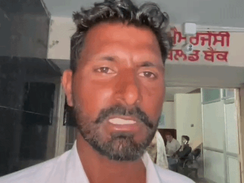 घायल का चाचा सखी अली घटना की जानकारी देते हुए।