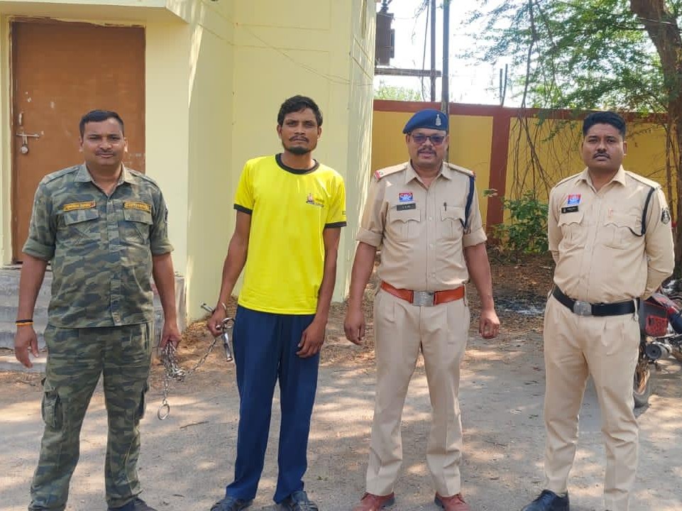 पुलिस की गिरफ्त में मुख्य आरोपी - Dainik Bhaskar